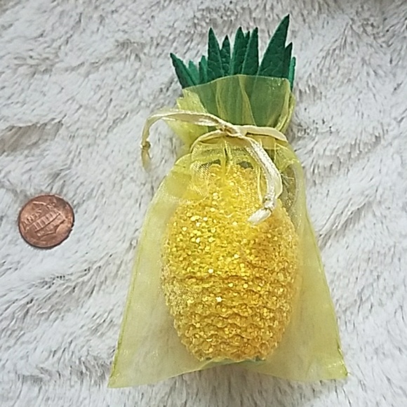 💚🍍New Sparkly Pineapple key chain🍍💛 - Picture 3 of 3